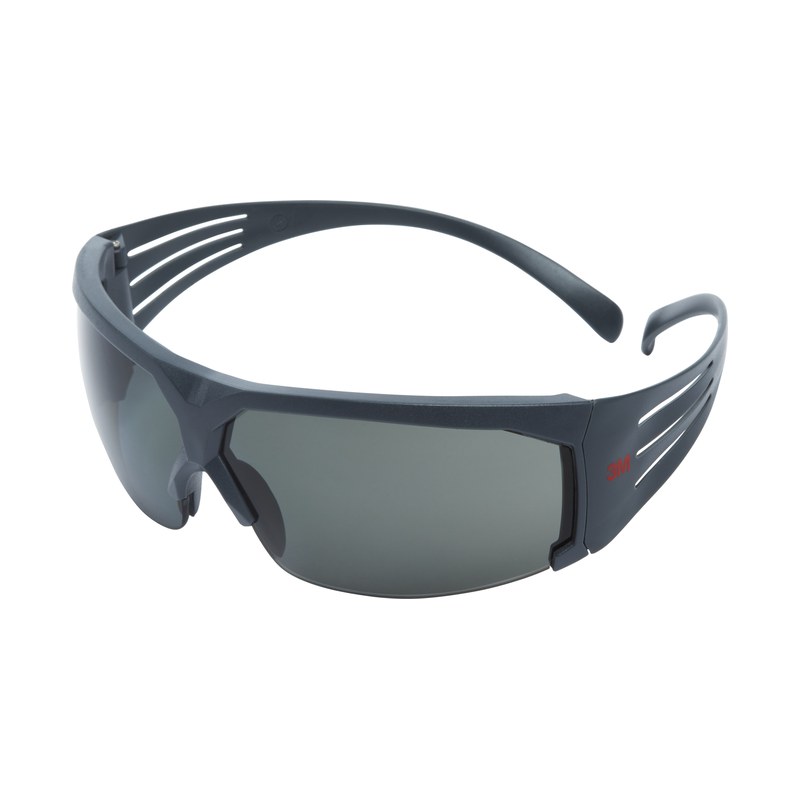 3M SecureFit 600 SF611AS skyddsglasögon med grå polariserad lins och grå båge, snett framifrån